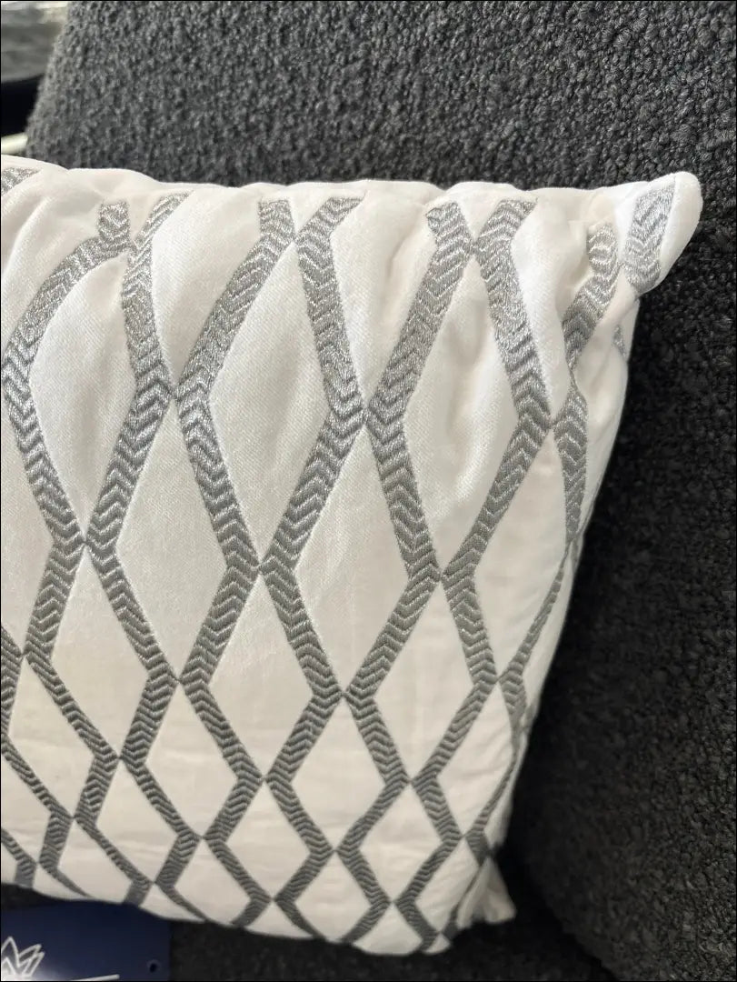 Dekoratyvinė aksominė pagalvėlė DI10813 - €11 Save 50% __label:Pristatymas 1-2 d.d., color-balta, color-sidabrine,