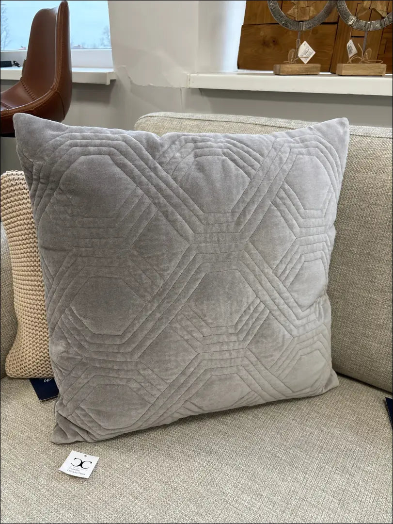 Dekoratyvinė aksominė pagalvėlė DI10843 - €31 Save 50% 25-50, __label:Pristatymas 1-2 d.d., color-pilka, interjeras,