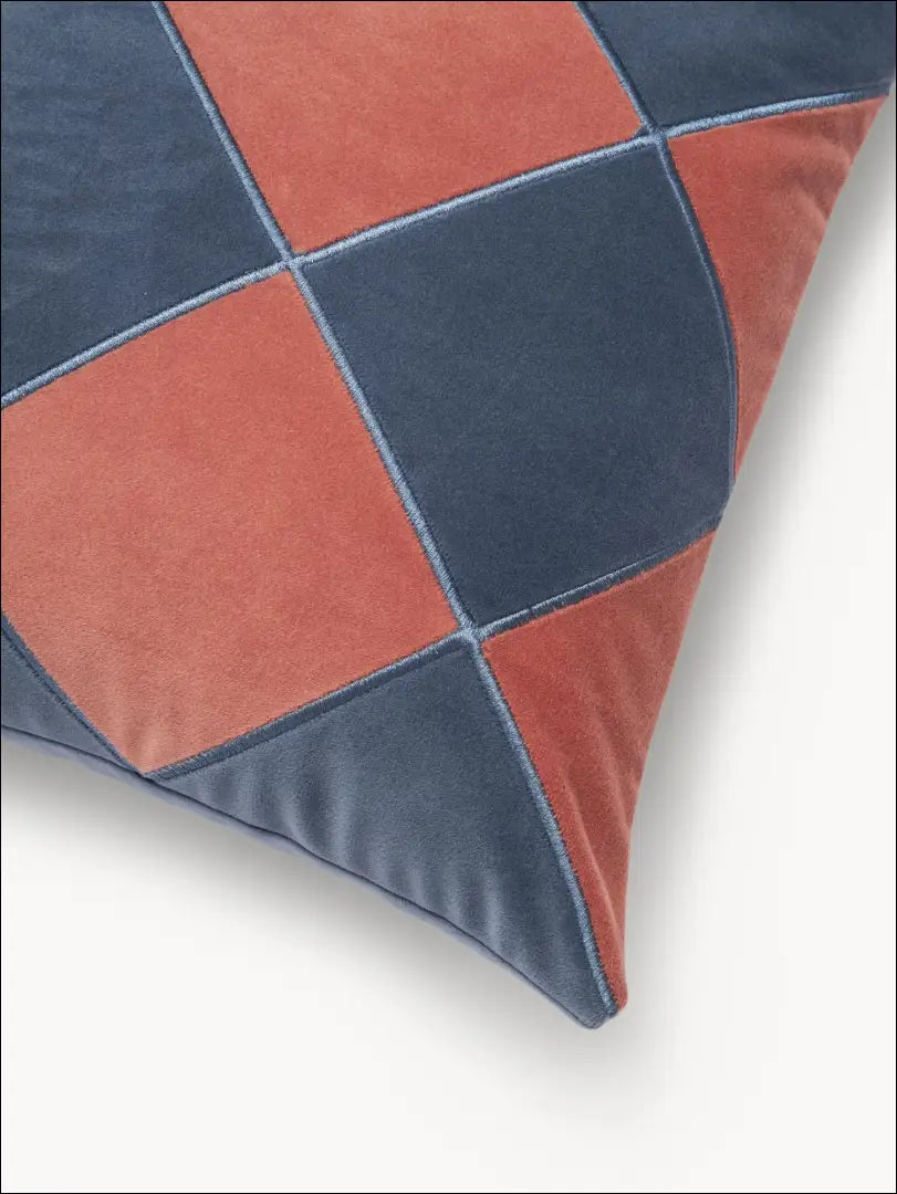 Dekoratyvinė aksominė pagalvėlė DI4275 - €11 Save 55% __label:Pristatymas 1-2 d.d., color-melyna, color-raudona,