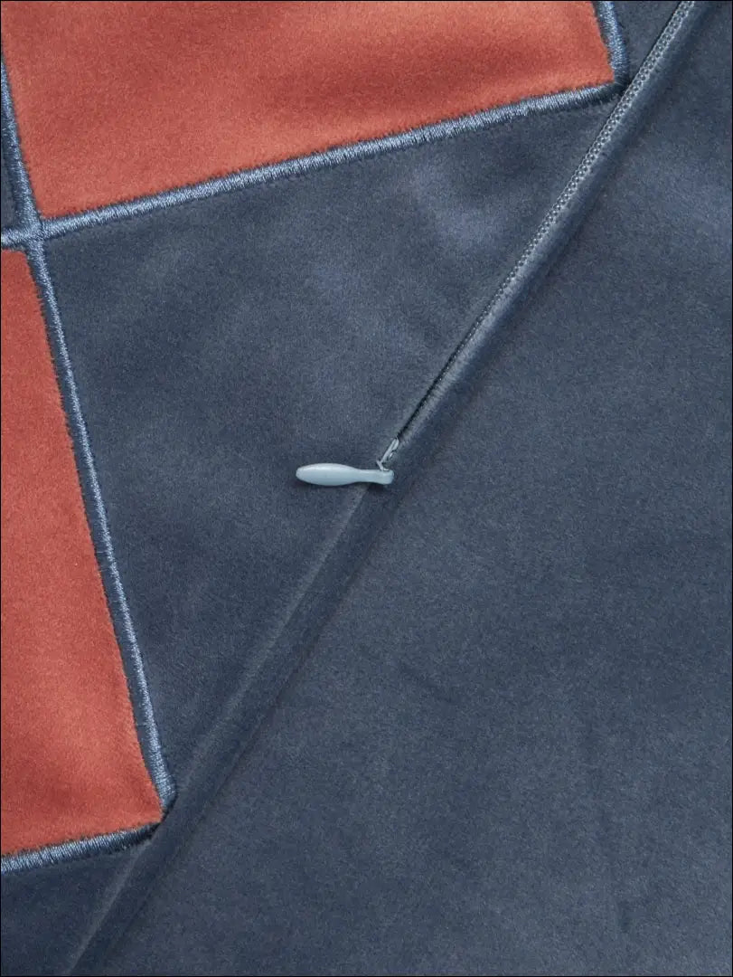 Dekoratyvinė aksominė pagalvėlė DI4275 - €11 Save 55% __label:Pristatymas 1-2 d.d., color-melyna, color-raudona,