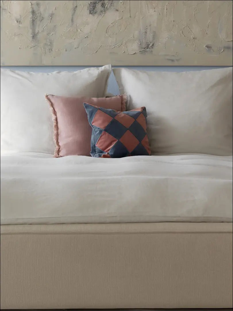 Dekoratyvinė aksominė pagalvėlė DI4275 - €13 Save 50% __label:Pristatymas 1-2 d.d., color-melyna, color-raudona,
