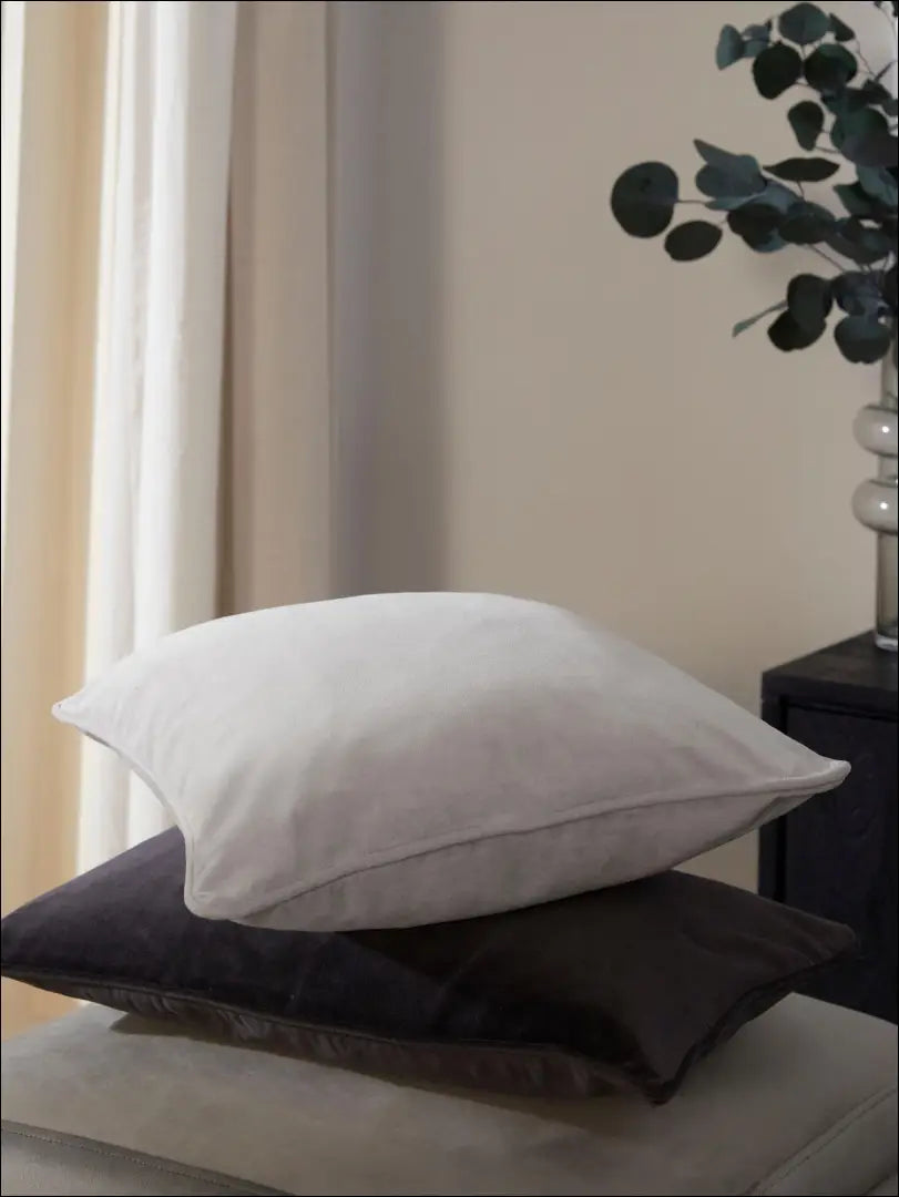 Dekoratyvinė aksominė pagalvėlė DI4348 - €9 Save 50% __label:Pristatymas 1-2 d.d., color-pilka, interjeras,