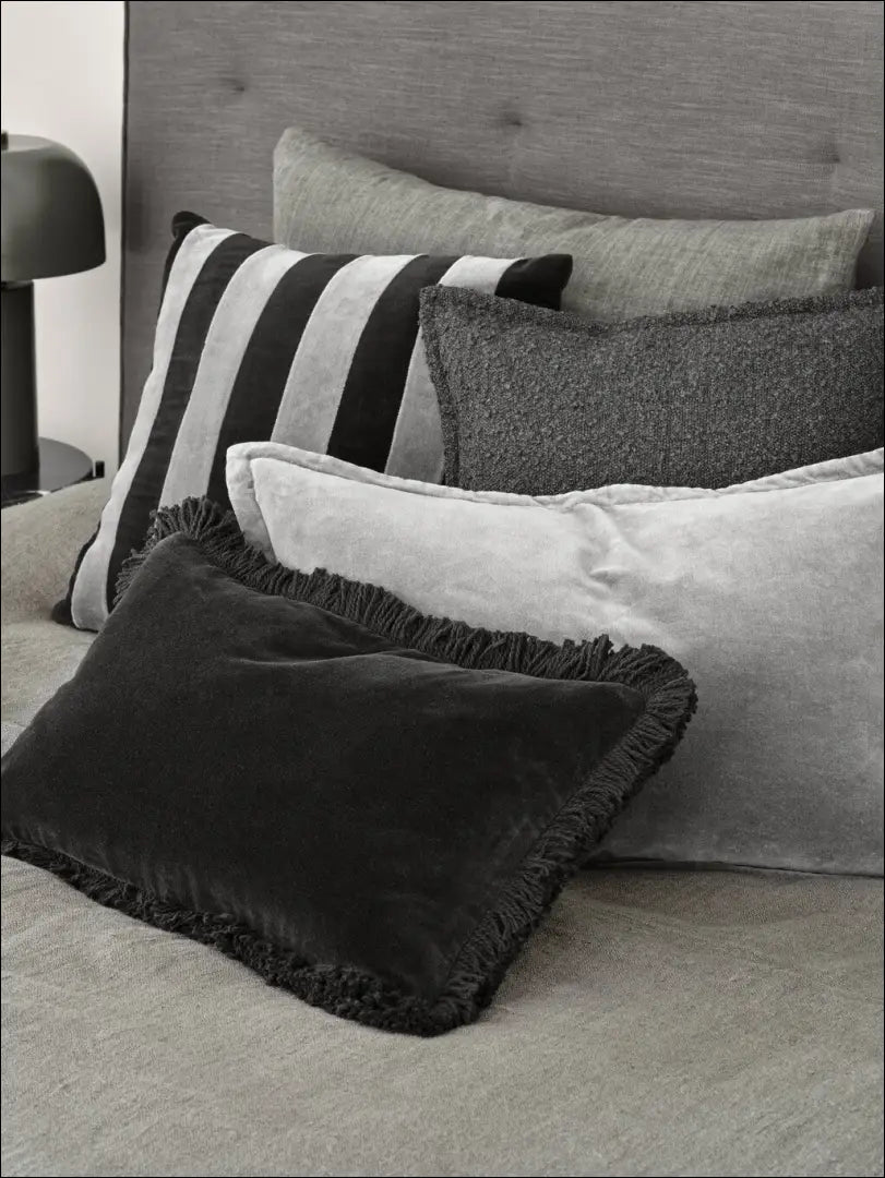 Dekoratyvinė aksominė pagalvėlė DI7357 - €24 Save 55% __label:Pristatymas 1-2 d.d., color-juoda, color-pilka,