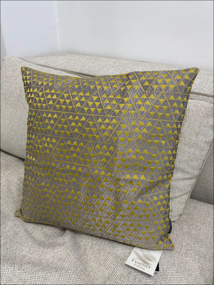 Dekoratyvinė pagalvėlė DI10259 - €42 Save 50% 25-50, __label:Pristatymas 1-2 d.d., color-geltona, color-sidabrine,