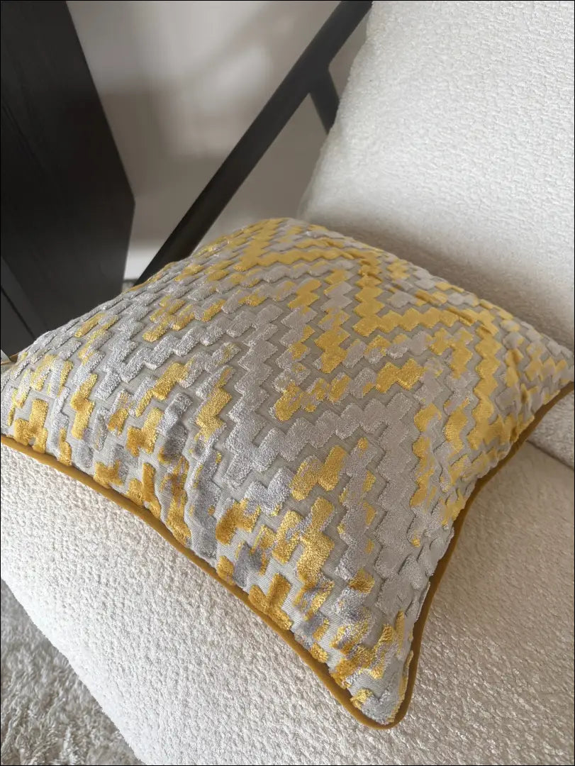 Dekoratyvinė pagalvėlė DI11545 - €13 Save 55% __label:Pristatymas 1-2 d.d., color-geltona, color-pilka, interjeras,