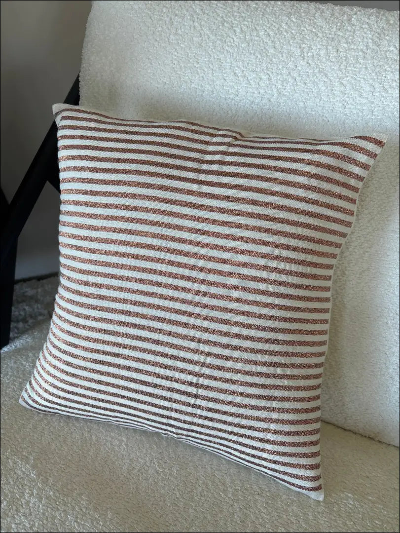 Dekoratyvinė pagalvėlė DI11713 - €33 Save 55% 25-50, __label:Pristatymas 1-2 d.d., color-auksine, color-kremas,