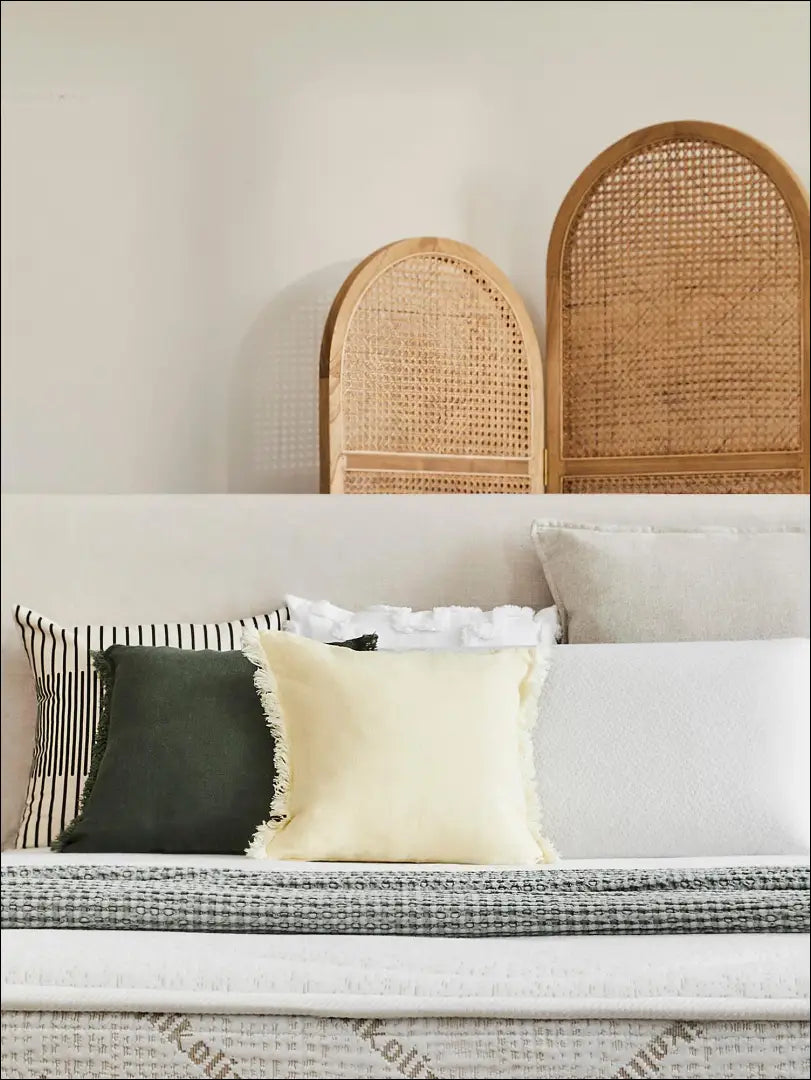 Dekoratyvinė pagalvėlė DI2340 - €22 Save 50% __label:Pristatymas 1-2 d.d., color-geltona, interjeras, material-linas,