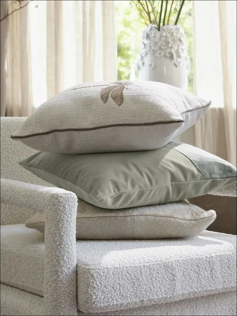 Dekoratyvinė pagalvėlė DI4300 - €12 Save 55% __label:Pristatymas 1-2 d.d., color-zalia, interjeras, material-aksomas,