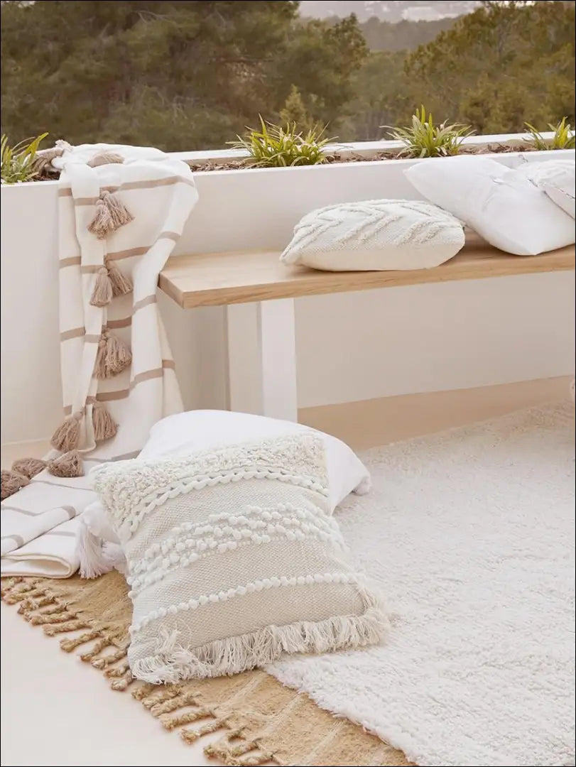 Dekoratyvinė pagalvėlė DI4323 - €18 Save 55% __label:Pristatymas 1-2 d.d., color-balta, color-kremas, interjeras,