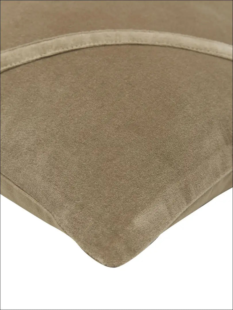 Dekoratyvinė pagalvėlė DI4441 - €13 Save 50% __label:Pristatymas 1-2 d.d., color-smelio, interjeras, material-aksomas,