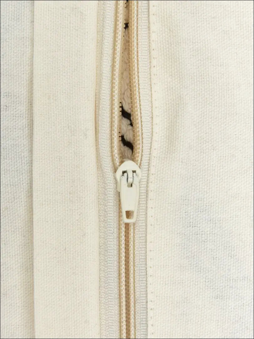 Dekoratyvinė pagalvėlė DI4449 - €13 Save 55% __label:Pristatymas 1-2 d.d., color-juoda, color-kremas, interjeras,