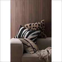 Įkelti vaizdą į galerijos rodinį, Dekoratyvinė pagalvėlė DI5973 - €20 Save 50% color-juoda, color-ruda, interjeras, material-medvilne, pagalveles
