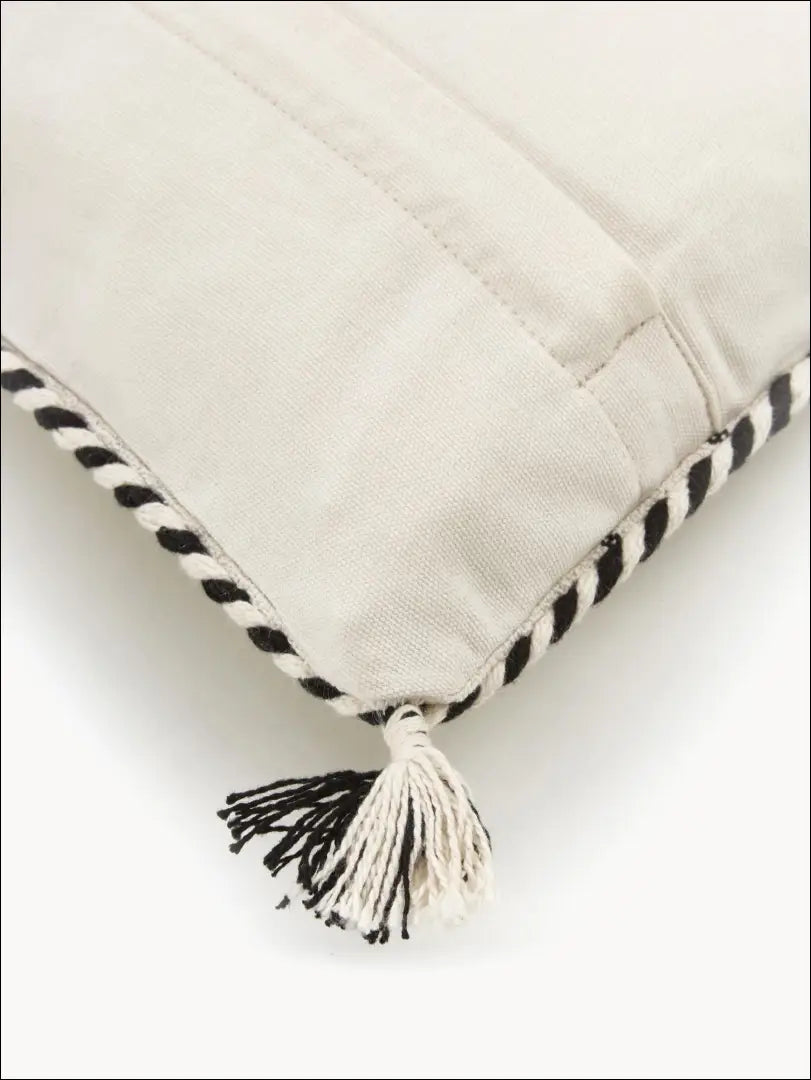 Dekoratyvinė pagalvėlė DI6081 - €13 Save 50% __label:Pristatymas 1-2 d.d., color-juoda, color-smelio, interjeras,