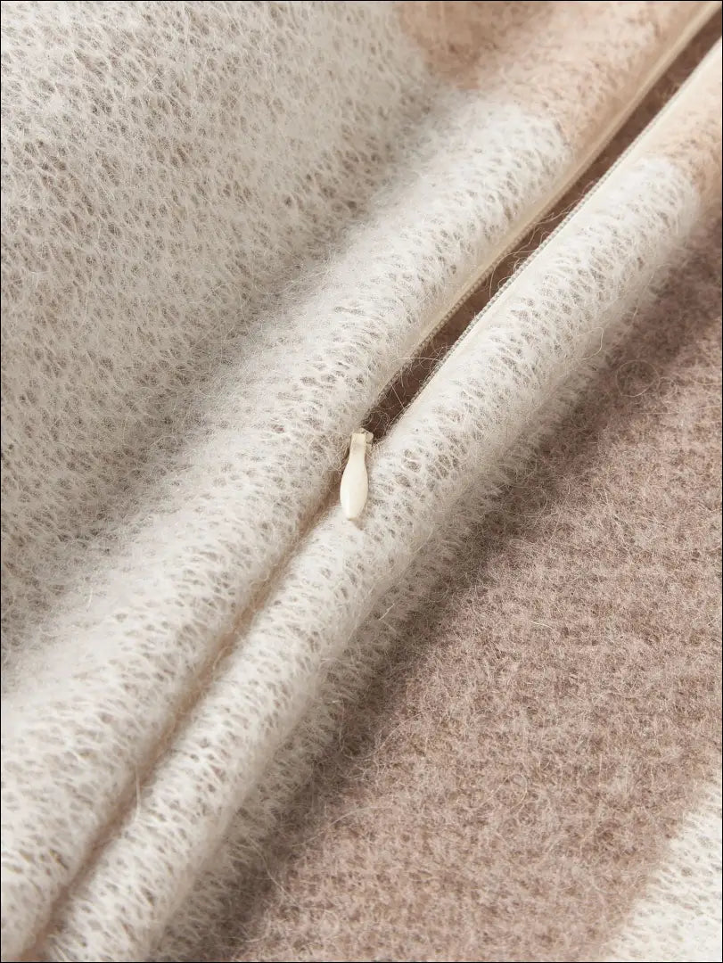 Dekoratyvinė pagalvėlė DI6114 - €29 Save 55% 25-50, __label:Pristatymas 1-2 d.d., color-balta, color-ruda, color-smelio