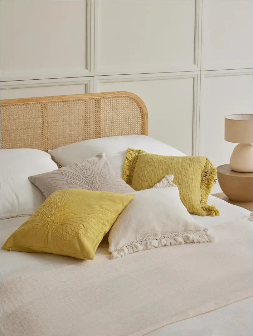 Dekoratyvinė pagalvėlė DI7159 - €12 Save 60% __label:Pristatymas 1-2 d.d., color-geltona, interjeras,