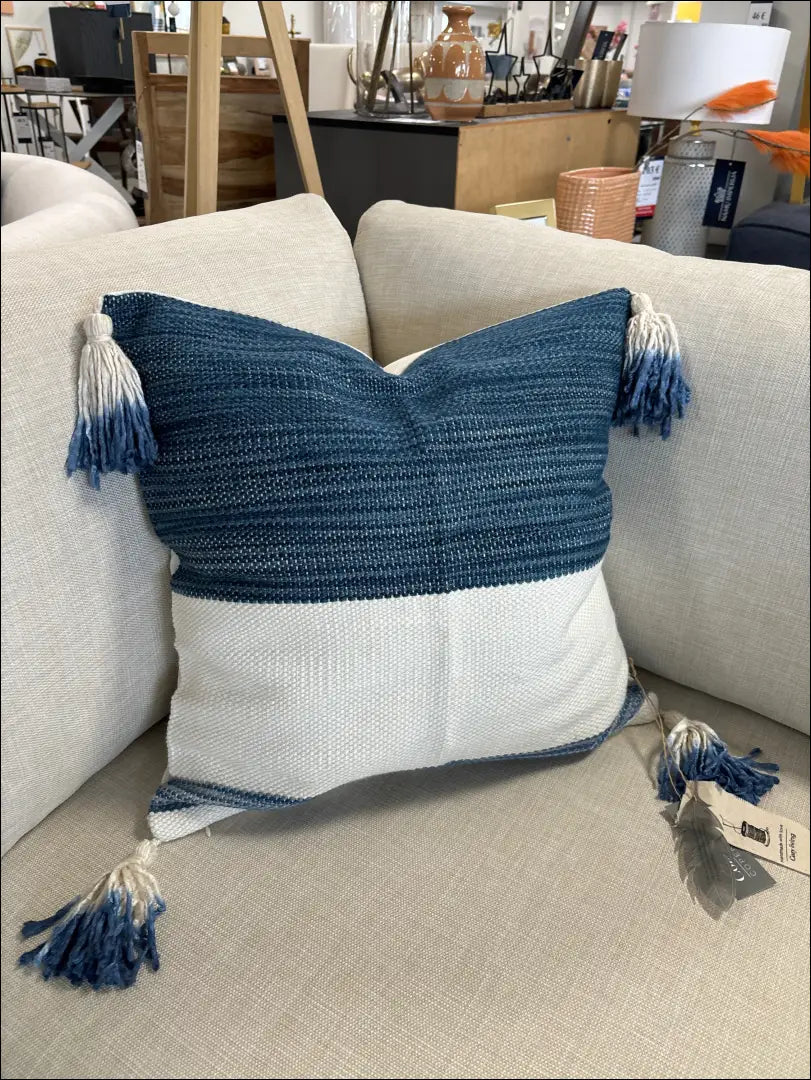 Dekoratyvinė pagalvėlė DI7344 - €27 Save 55% 25-50, __label:Pristatymas 1-2 d.d., color-balta, color-melyna, interjeras