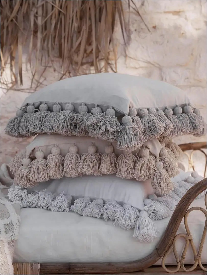 Dekoratyvinė pagalvėlė su kutais DI7083 - €8 Save 60% __label:Pristatymas 1-2 d.d., color-smelio, interjeras,