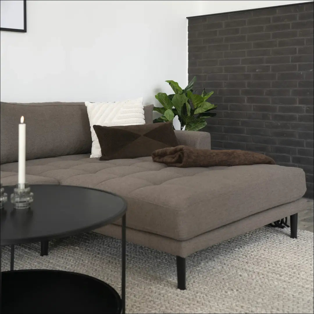 Dešinės pusės ruda sofa su keturiomis pagalvėlėmis ir juodomis medinėmis kojelėmis RD205 - €1,479 Save 15%