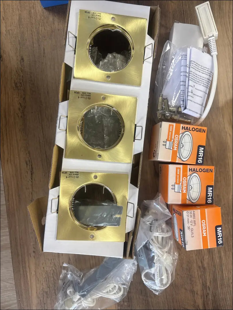 Įleidžiamų šviestuvų komplektas 3 vnt DA448 - €17 Save 50% __label:Pristatymas 1-2 d.d., lubiniai-sviestuvai,