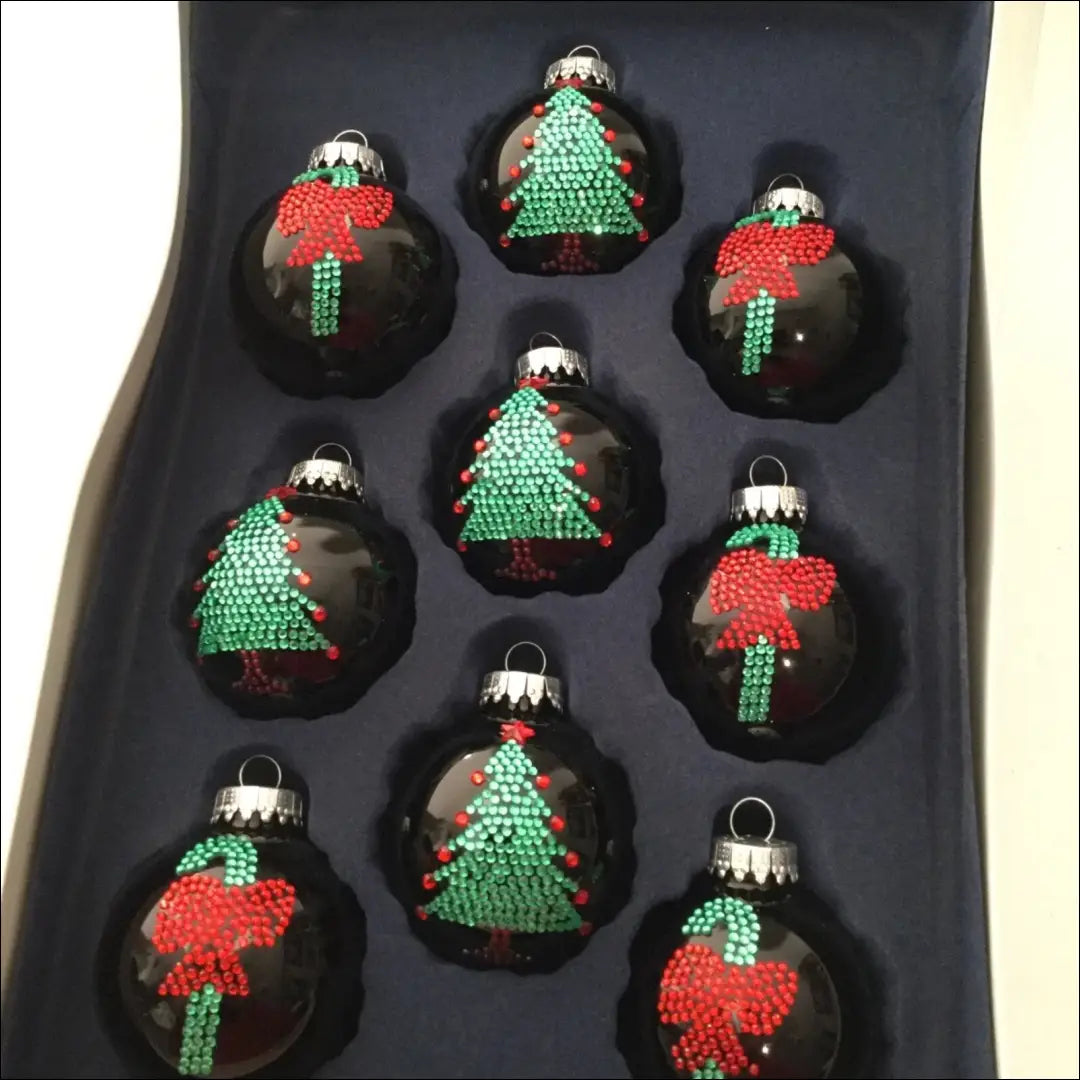 Kalėdinių žaisliukų komplektas (9vnt) DI10449 - €15 Save 50% __label:Pristatymas 1-2 d.d., color-juoda, color-raudona,