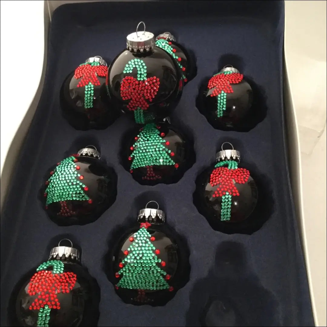 Kalėdinių žaisliukų komplektas (9vnt) DI10449 - €15 Save 50% __label:Pristatymas 1-2 d.d., color-juoda, color-raudona,