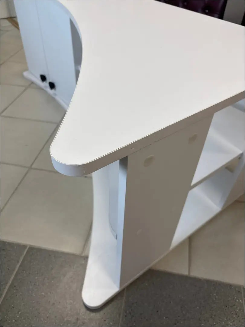 Kampinis TV staliukas SI2119 - €30 25-50, __label:Pristatymas 1-2 d.d., color-balta, material-mediena, pazeistas €25
