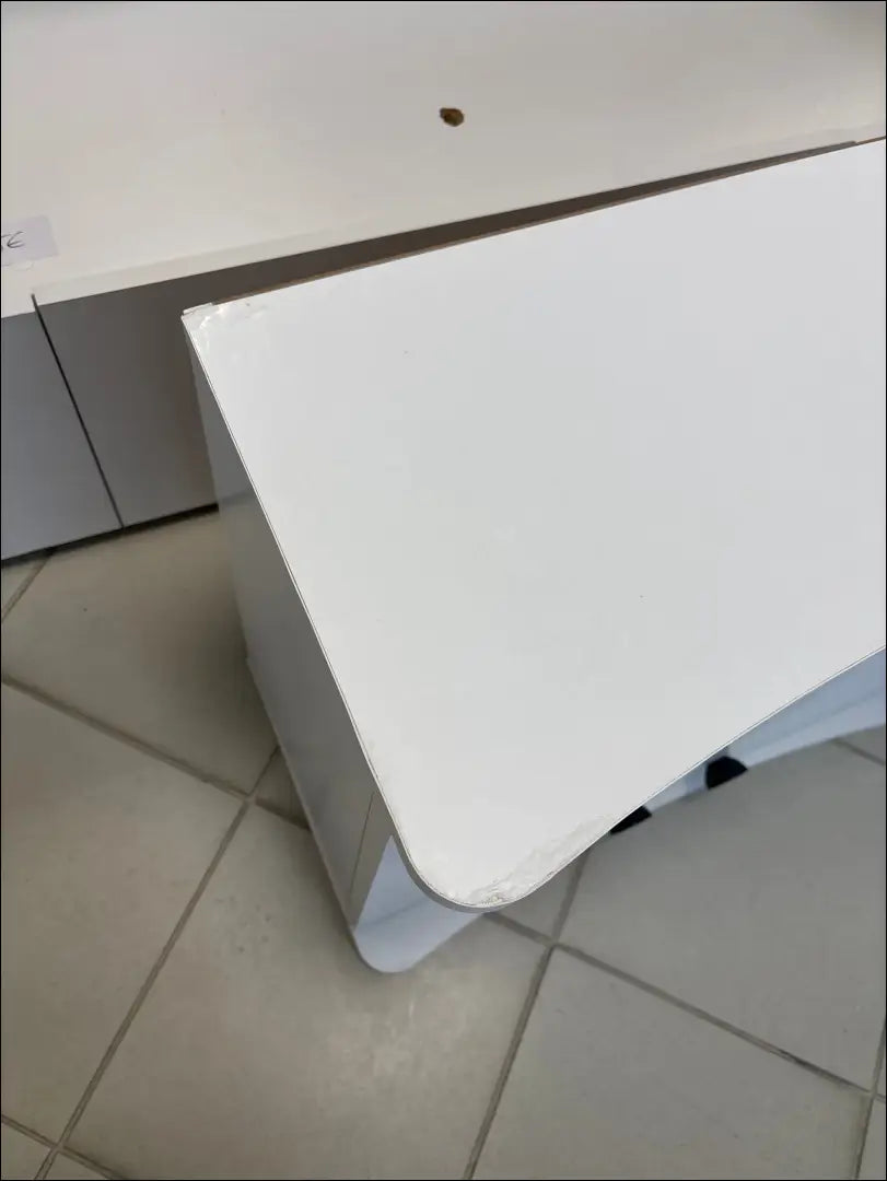 Kampinis TV staliukas SI2119 - €30 25-50, __label:Pristatymas 1-2 d.d., color-balta, material-mediena, pazeistas €25