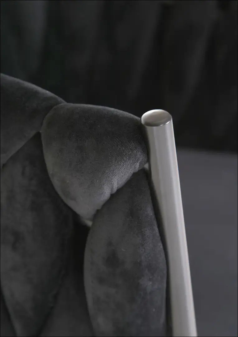Kėdė VI1361 - €85 Save 50% 50-100, __label:Pristatymas 1-2 d.d., color-juoda, kedes-valgomojo, material-aksomas €50