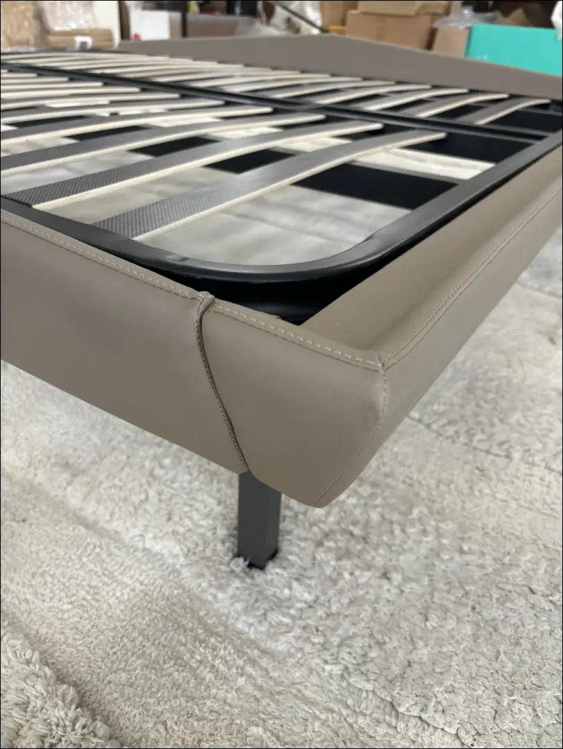 Lovos rėmas GI401 - €100 100-200, __label:Pristatymas 1-2 d.d., color-smelio, material-eko-oda, pazeistas Smėlio / Eko