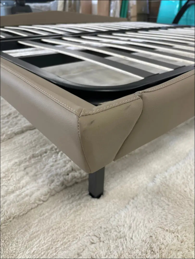 Lovos rėmas GI401 - €100 100-200, __label:Pristatymas 1-2 d.d., color-smelio, material-eko-oda, pazeistas Smėlio / Eko