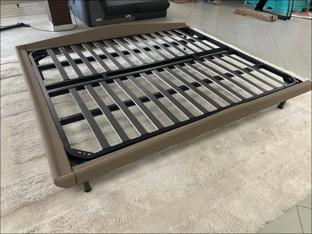 Lovos rėmas GI401 - €100 100-200, __label:Pristatymas 1-2 d.d., color-smelio, material-eko-oda, pazeistas Smėlio / Eko