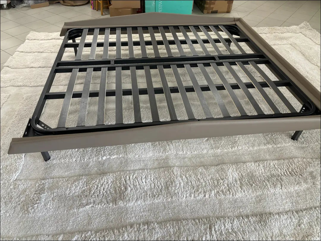 Lovos rėmas GI401 - €100 100-200, __label:Pristatymas 1-2 d.d., color-smelio, material-eko-oda, pazeistas Smėlio / Eko