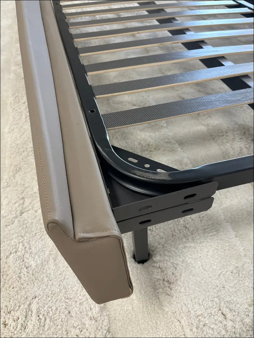 Lovos rėmas GI401 - €100 100-200, __label:Pristatymas 1-2 d.d., color-smelio, material-eko-oda, pazeistas Smėlio / Eko