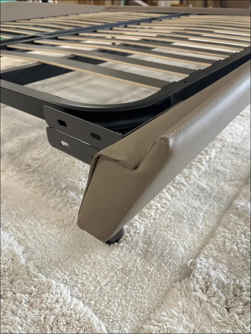 Lovos rėmas GI401 - €100 100-200, __label:Pristatymas 1-2 d.d., color-smelio, material-eko-oda, pazeistas Smėlio / Eko