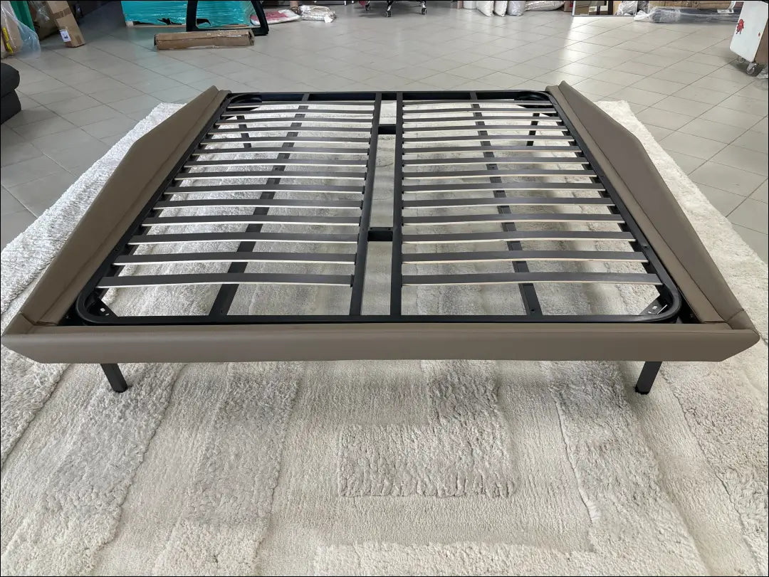 Lovos rėmas GI401 - €100 100-200, __label:Pristatymas 1-2 d.d., color-smelio, material-eko-oda, pazeistas Smėlio / Eko