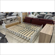 Įkelti vaizdą į galerijos rodinį, Miegamojo lova (180x200cm) GI350 - €30 Save 90% 25-50, color-balta, material-mediena, material-metalas, pazeistas
