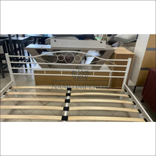 Įkelti vaizdą į galerijos rodinį, Miegamojo lova (180x200cm) GI350 - €30 Save 90% 25-50, color-balta, material-mediena, material-metalas, pazeistas
