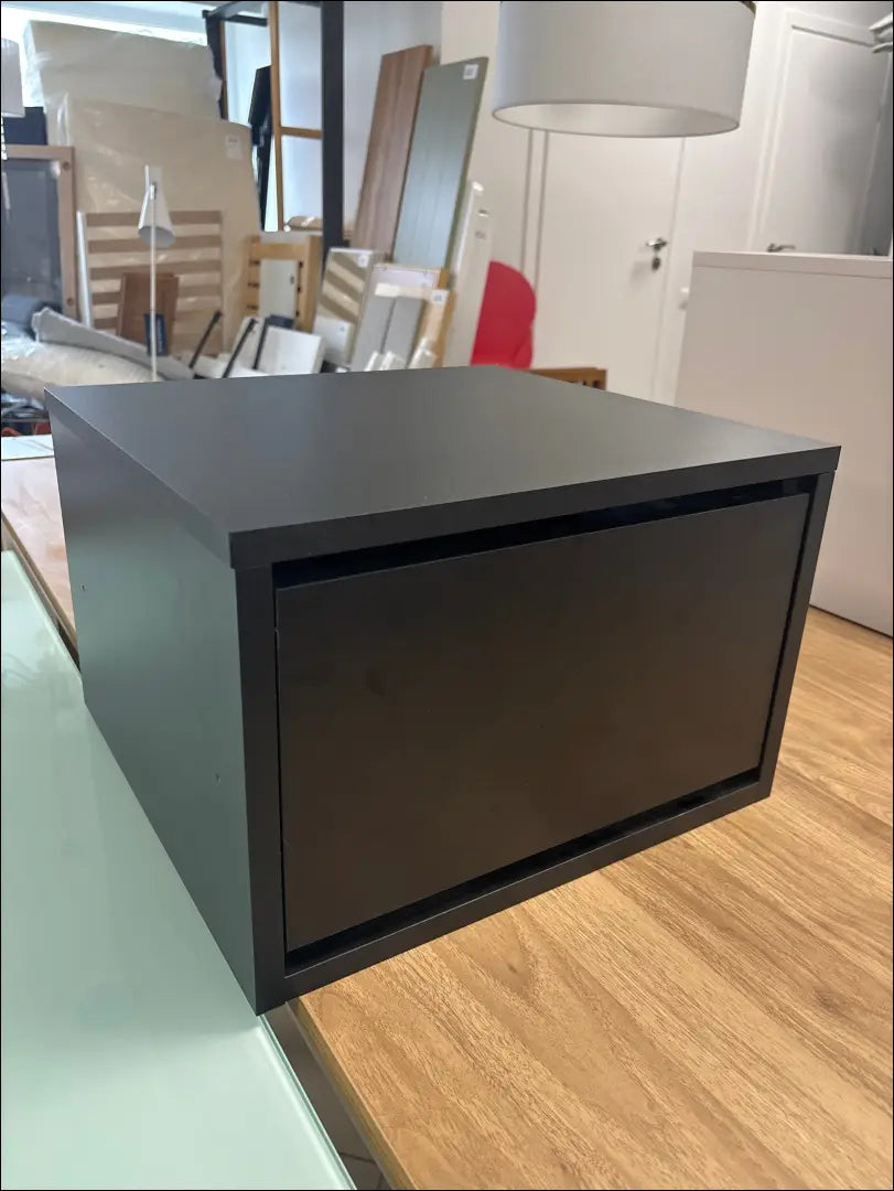 Naktinis staliukas GI763 - €15 __label:Pristatymas 1-2 d.d., color-juoda, material-mediena, pazeistas, pazeisti Iki €25