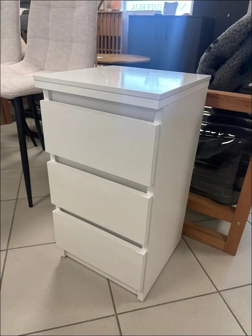 Naktinis staliukas GI996 - €19 Save 65% __label:Pristatymas 1-2 d.d., color-balta, material-mediena, pazeistas,