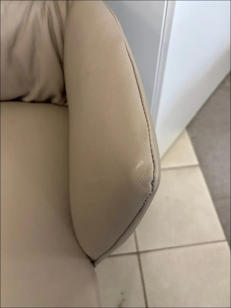 Odinė kėdė VI1407 - €115 Save 65% 100-200, __label:Pristatymas 1-2 d.d., color-smelio, material-oda, pazeistas €100