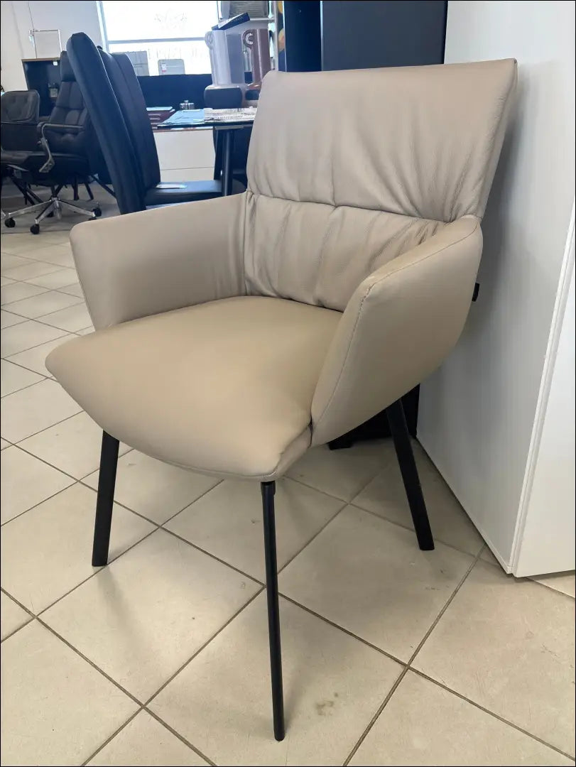 Odinė kėdė VI1407 - €115 Save 65% 100-200, __label:Pristatymas 1-2 d.d., color-smelio, material-oda, pazeistas €100