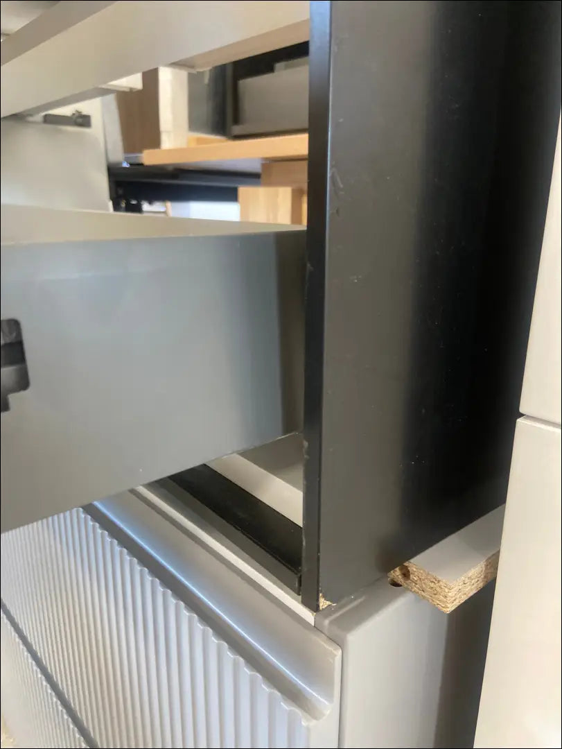 Pakabinama vonios spintelė KI857 - €200 Save 75% color-juoda, color-ruda, material-mediena, over-200, pazeistas Ruda