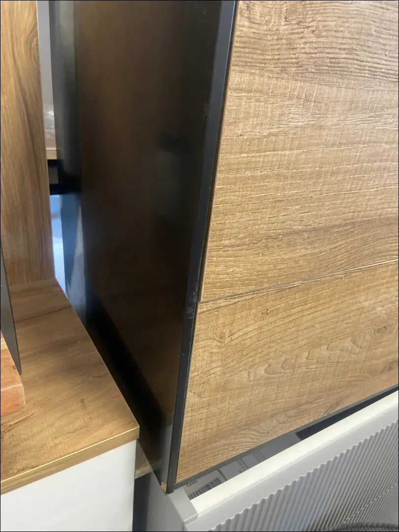 Pakabinama vonios spintelė KI857 - €200 Save 75% color-juoda, color-ruda, material-mediena, over-200, pazeistas Ruda