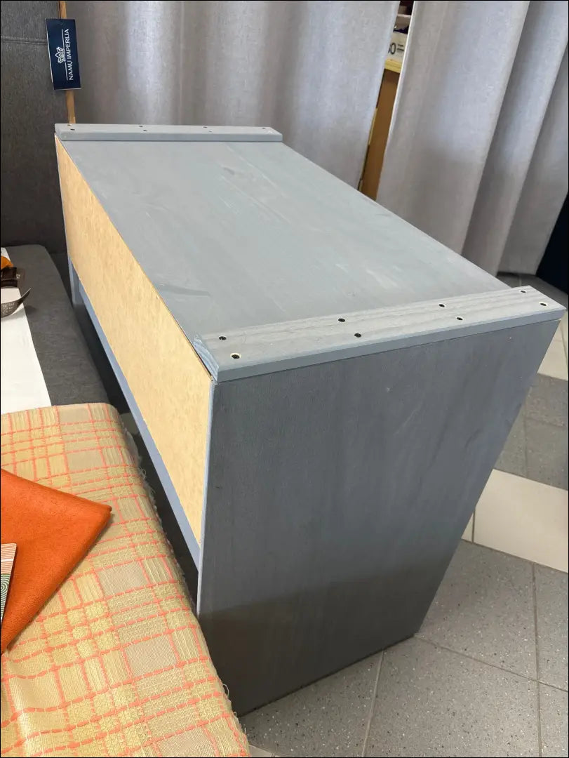 Pastatoma lentyna SI1715 - €20 __label:Pristatymas 1-2 d.d., color-pilka, material-medzio-masyvas, pazeistas, pazeisti