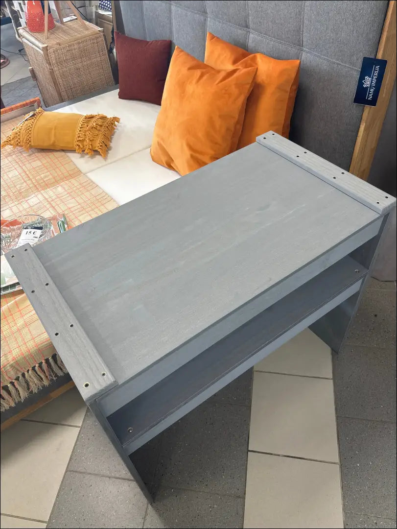 Pastatoma lentyna SI1715 - €20 __label:Pristatymas 1-2 d.d., color-pilka, material-medzio-masyvas, pazeistas, pazeisti