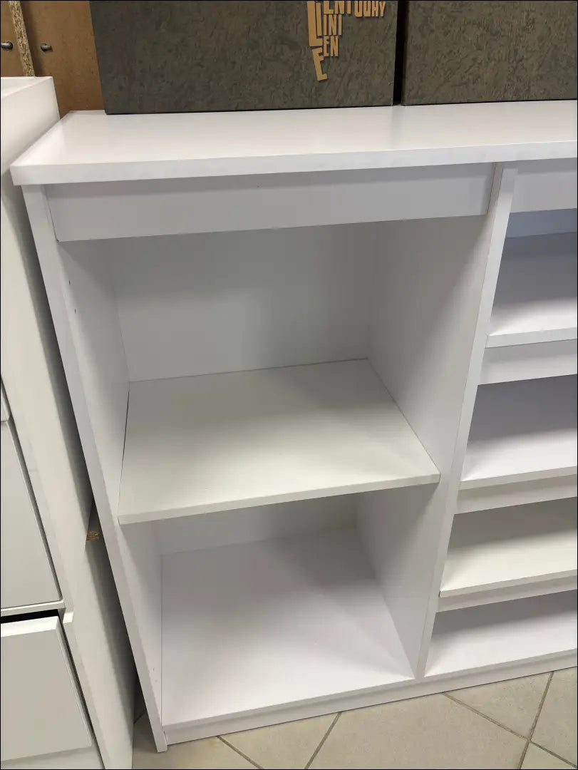 Pastatoma lentyna SI2009 - €30 25-50, __label:Pristatymas 1-2 d.d., color-balta, material-mediena, pazeistas €25 to €50