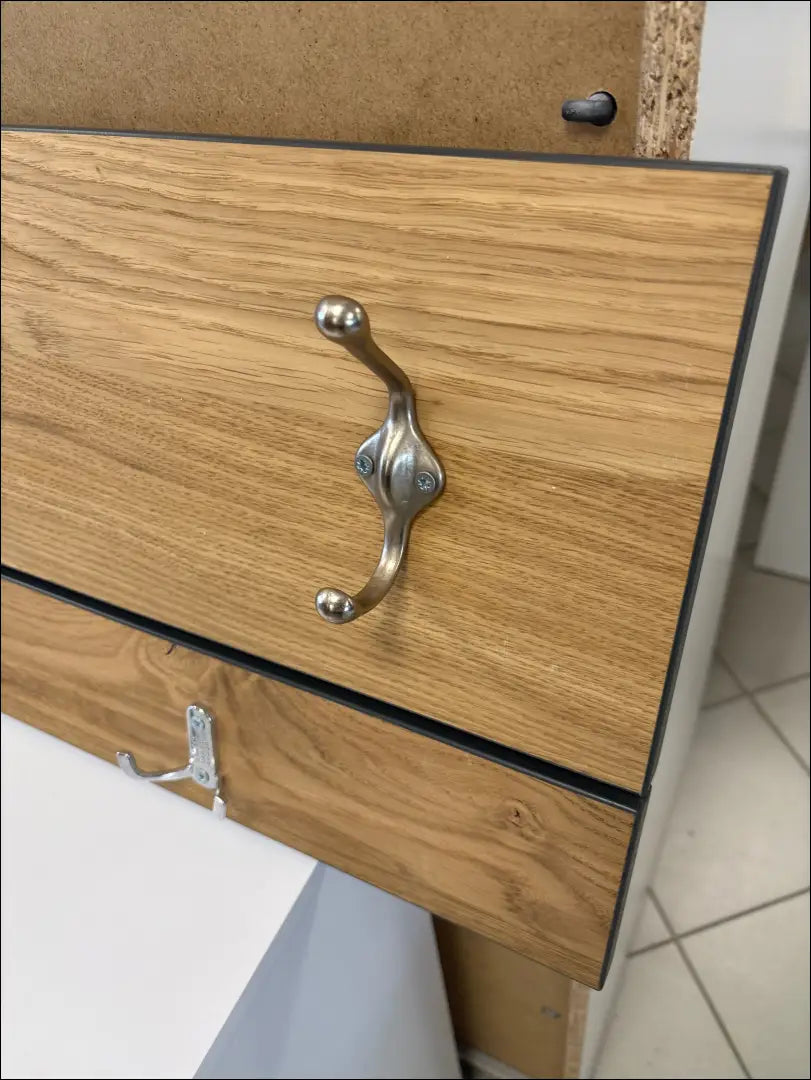 Sieninė kabykla KI1303 - €49 Save 50% 25-50, __label:Pristatymas 1-2 d.d., color-pilka, color-ruda, drabuziu-kabykla