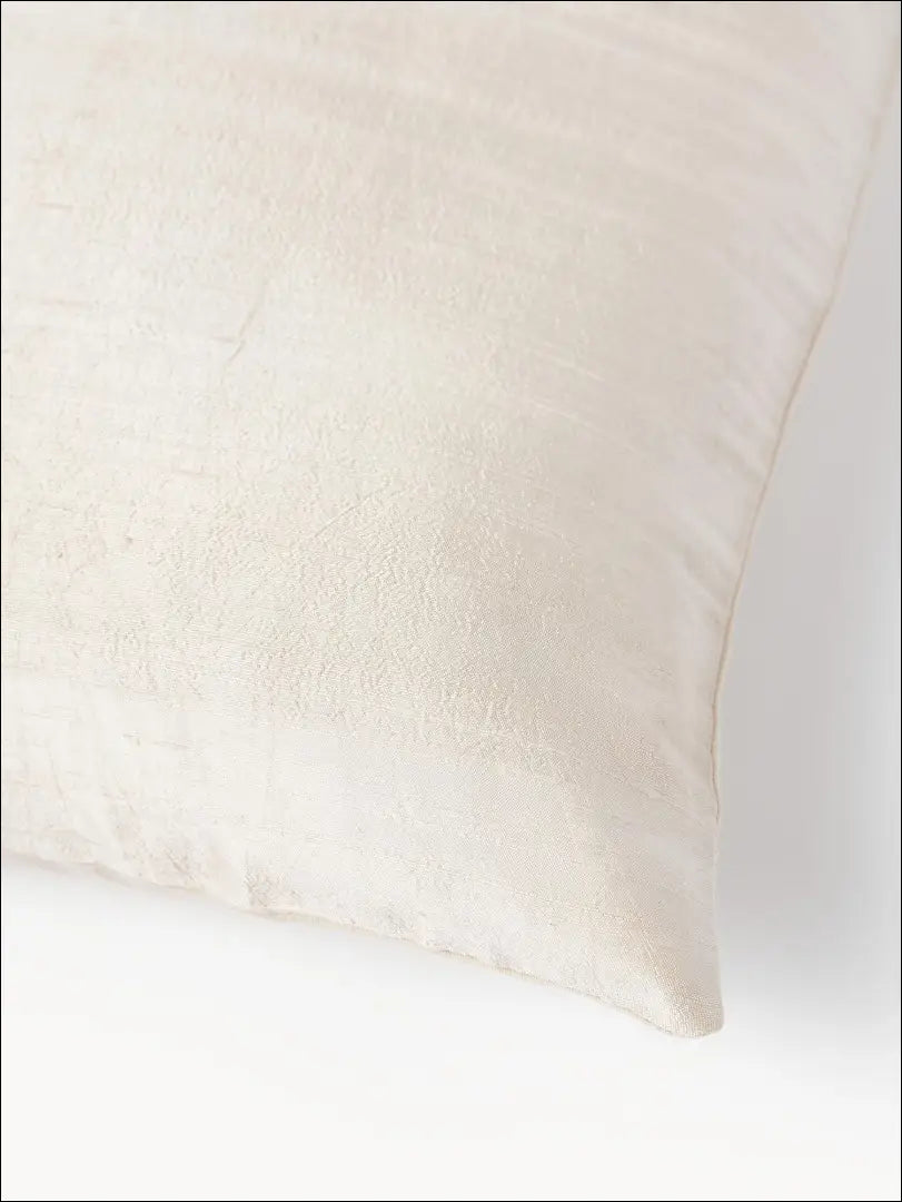 Šilkinė dekoratyvinė pagalvėlė DI5502 - €18 Save 50% __label:Pristatymas 1-2 d.d., color-kremas, interjeras,
