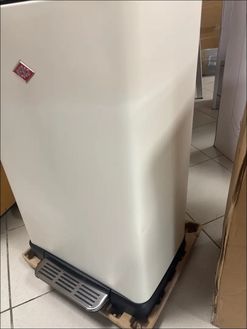 Šiukšliadėžė (36l) KI1895 - €60 Save 55% 50-100, __label:Pristatymas 1-2 d.d., color-balta, material-metalas,