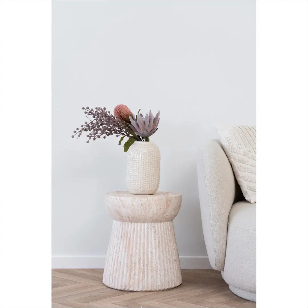 Šoninis staliukas pluoštinio molio su gofruota struktūra natūralus ø37x43 cm RD1114 - €126 Save 15% 100-200,